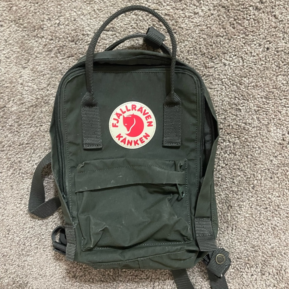 Dark forest green FJALLRAVEN MINI bag. It’s in great condition!